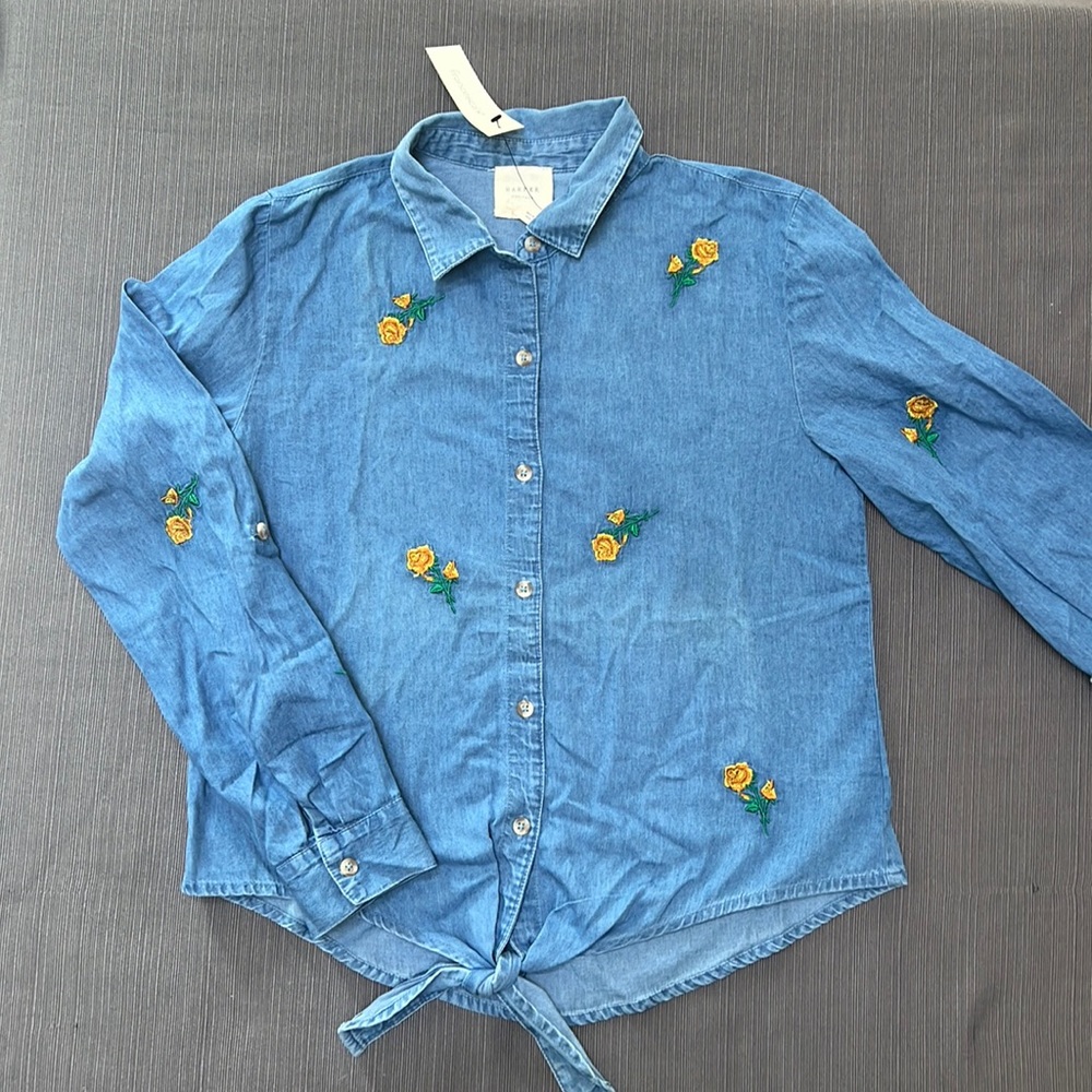 **NWT** FRANCESCA’S CHAMBRAY BUTTON DOWN WITH TIE  SZ S